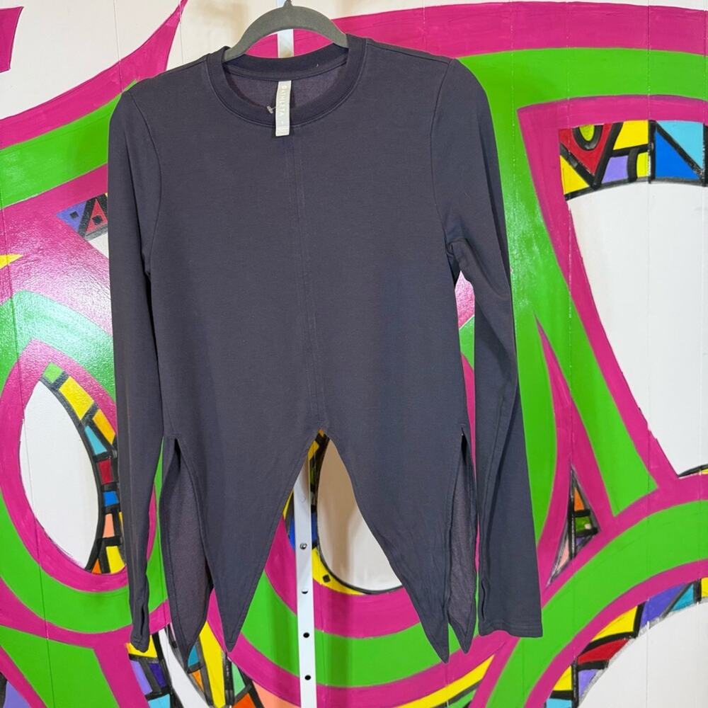 Athleta, Gray Cropped Asymmetrical Long Sleeve Tee. Size Small. Excellent cond!
